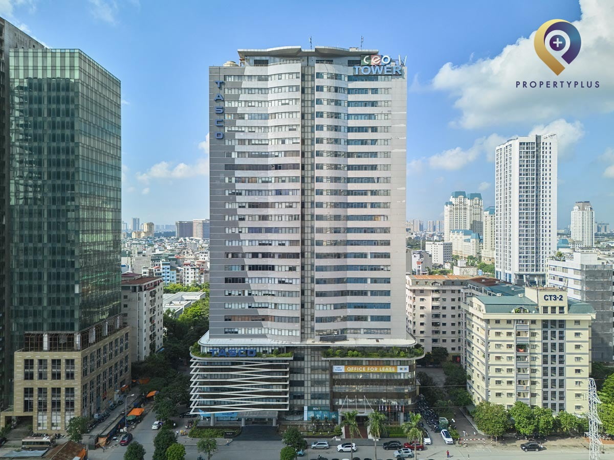 Toà nhà Tasco nhìn từ phía trước với cảnh quan xung quanh